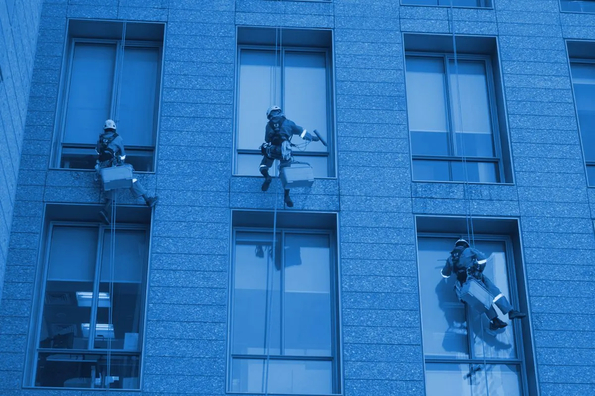 Glasreinigung an einer Glasfassade
