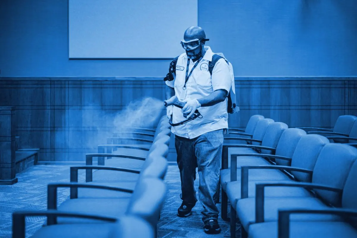 Desinfizierende Flächenreinigung in Praxisräumen